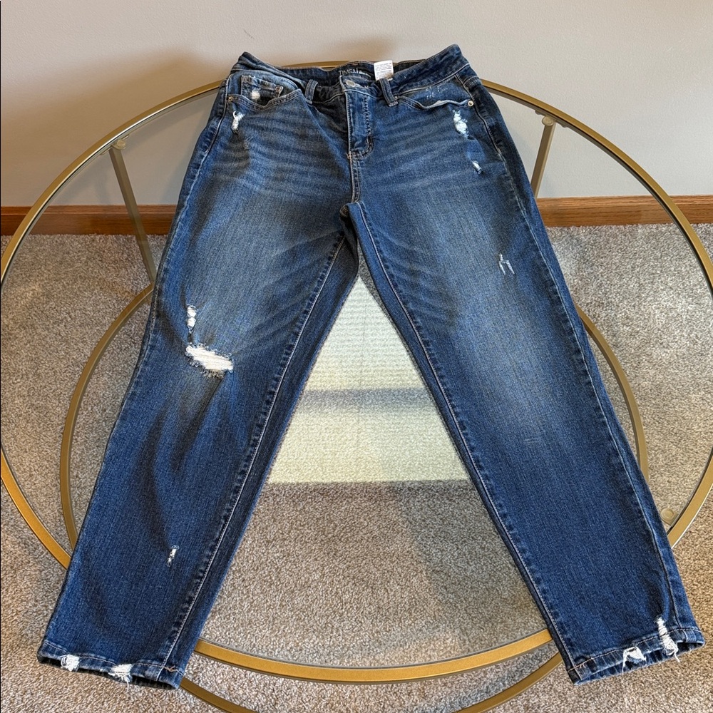 Time and Tru Mid-Rise Distressed Jeans Size 4 - Picture 9 of 16